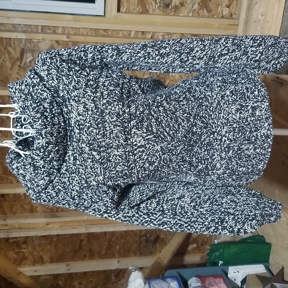 City Unltd. Black and cream knit sweater. Size small